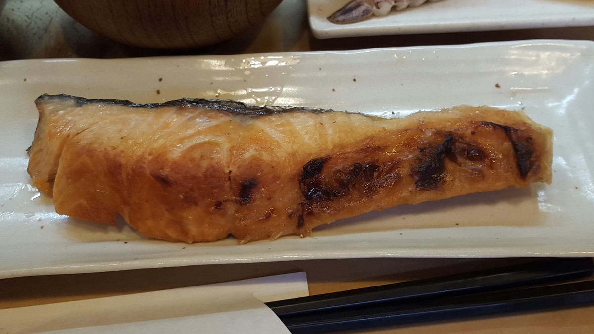 “焼き鮭” 身が大きく脂も乗った激ウマ鮭！グリルで炙ることで旨味が凝縮されてます！【まないた／神田】