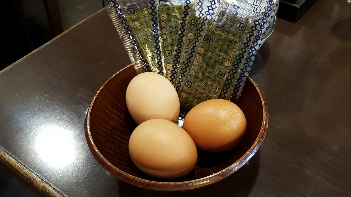 ランチを頼むと無料の生卵と海苔【魚然／小川町】